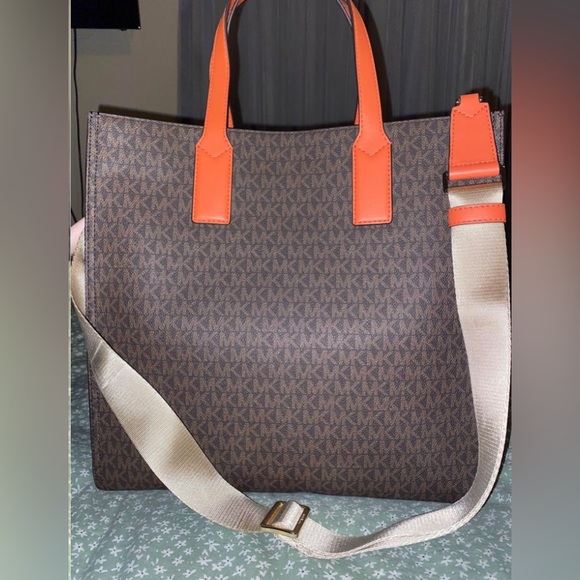 Authentic Micheal kors tote purse - Picture 2 of 8